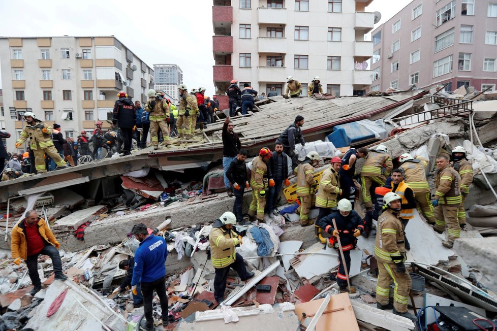 V Istanbulu se zřítila sedmipatrová budova. Zemřel nejméně jeden člověk, neznámý počet osob zavalily sutiny.  (6. 2. 2019)