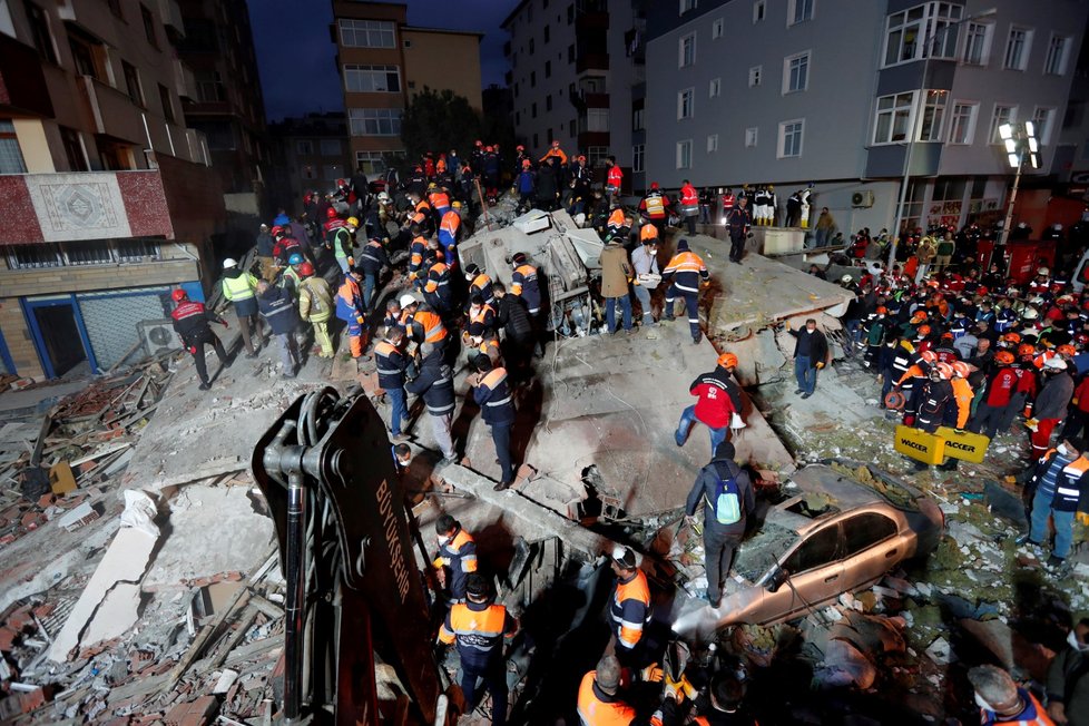 V Istanbulu se zřítila sedmipatrová budova. Zemřel nejméně jeden člověk, neznámý počet osob zavalily sutiny.  (6. 2. 2019)