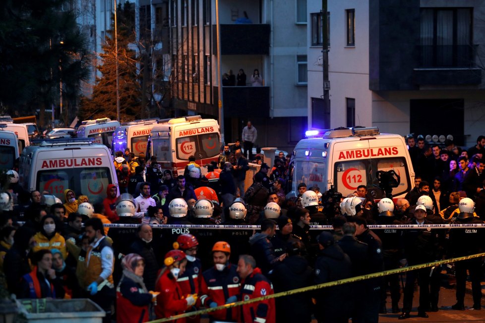 V Istanbulu se zřítila sedmipatrová budova. Zemřel nejméně jeden člověk, neznámý počet osob zavalily sutiny.  (6. 2. 2019)