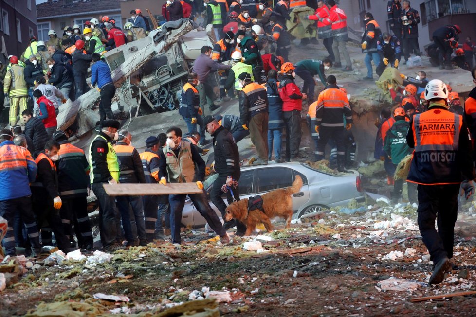 V Istanbulu se zřítila sedmipatrová budova. Zemřel nejméně jeden člověk, neznámý počet osob zavalily sutiny.  (6. 2. 2019)