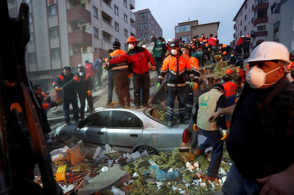 V Istanbulu se zřítila sedmipatrová budova. Zemřel nejméně jeden člověk, neznámý počet osob zavalily sutiny. (6. 2. 2019)