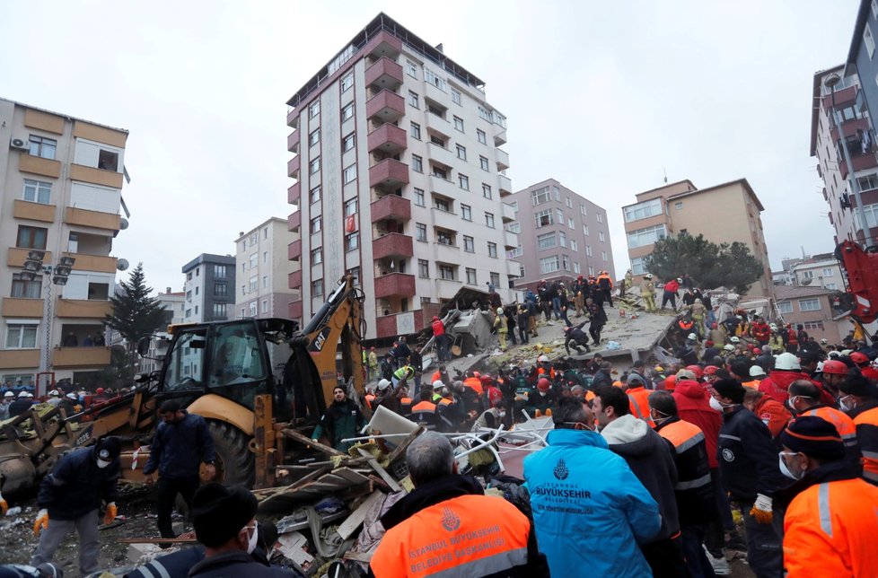 V Istanbulu se zřítila sedmipatrová budova. Zemřel nejméně jeden člověk, neznámý počet osob zavalily sutiny. (6. 2. 2019)