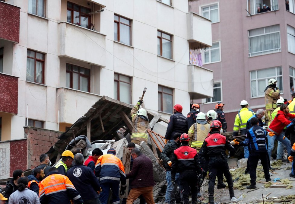 V Istanbulu se zřítila sedmipatrová budova. Zemřel nejméně jeden člověk, neznámý počet osob zavalily sutiny. (6. 2. 2019)