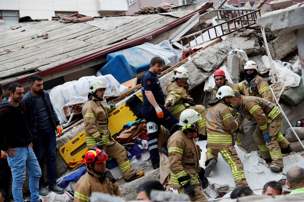 V Istanbulu se zřítila sedmipatrová budova. Zemřel nejméně jeden člověk, neznámý počet osob zavalily sutiny. (6. 2. 2019)