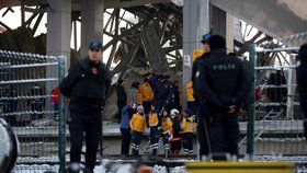 Nejméně devět mrtvých a 47 zraněných si dnes vyžádala nehoda vysokorychlostního vlaku v turecké metropoli Ankaře (13.12.2018)