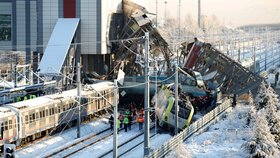 Nejméně devět mrtvých a 47 zraněných si dnes vyžádala nehoda vysokorychlostního vlaku v turecké metropoli Ankaře (13.12.2018)