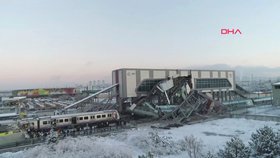 Nejméně devět mrtvých a 47 zraněných si dnes vyžádala nehoda vysokorychlostního vlaku v turecké metropoli Ankaře (13.12.2018)