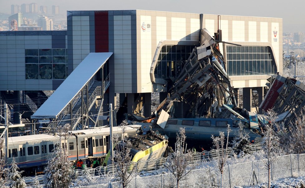 Nejméně devět mrtvých a 47 zraněných si dnes vyžádala nehoda vysokorychlostního vlaku v turecké metropoli Ankaře (13.12.2018)