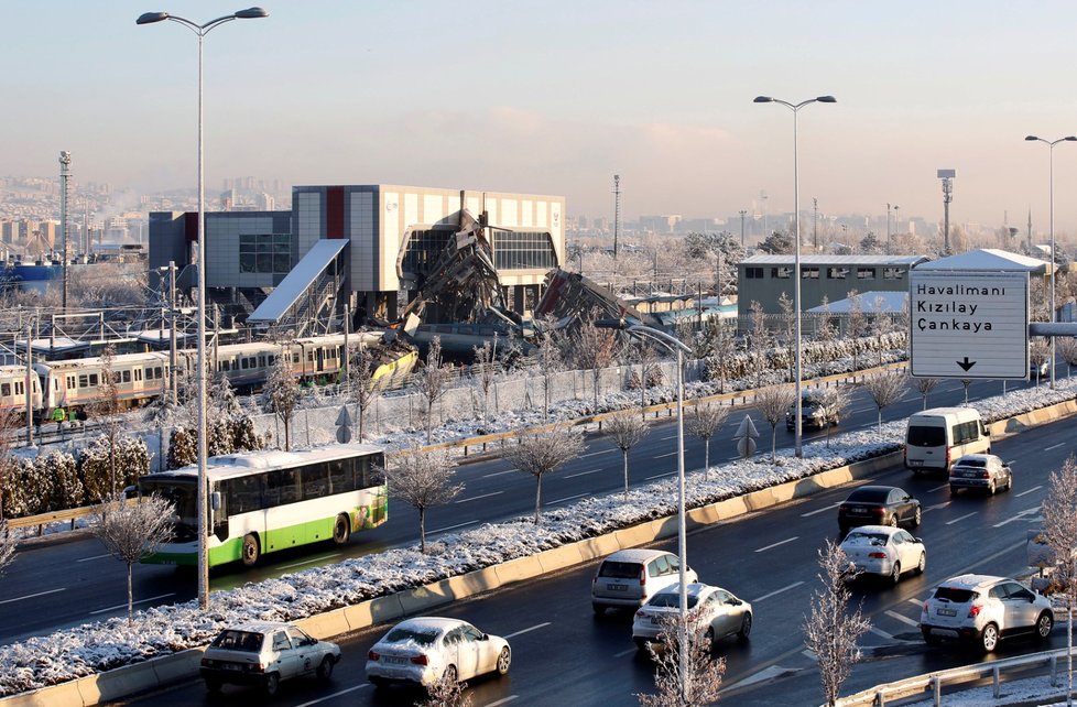Nejméně devět mrtvých a 47 zraněných si dnes vyžádala nehoda vysokorychlostního vlaku v turecké metropoli Ankaře (13.12.2018)