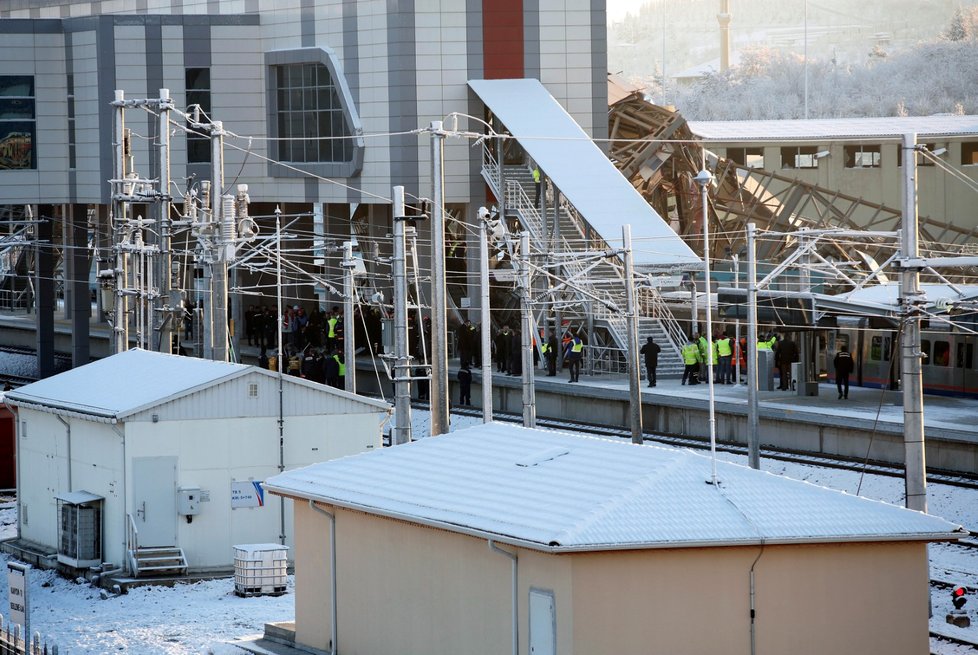 Nejméně devět mrtvých a 47 zraněných si dnes vyžádala nehoda vysokorychlostního vlaku v turecké metropoli Ankaře (13.12.2018)