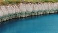 Krajina na planině Obruk yaylasi (čti jajlasy) je doslova protkána podivnými dírami do země. Některé měří jen pár metrů, jsou tu však i gigantická propadliště o průměru několika set metrů a hloubce 150-200 metrů. Na dně některých z nich se třpytí malá, avšak často velmi hluboká jezera.