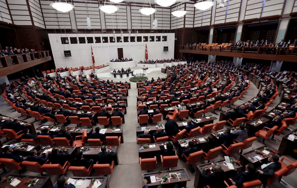Turecký parlament v &#34;době míru&#34;.