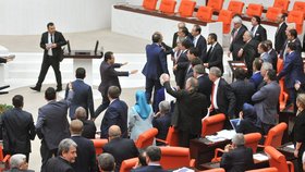 Rvačka v tureckém parlamentu: Mezi poslanci vládní AKP a opoziční kurdské HDP