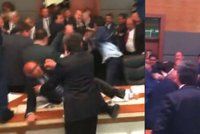 Vzduchem létaly pěsti a kopalo se do hlavy: Poslanci se porvali v tureckém parlamentu