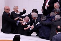 Poslanci se porvali při jednání o rozpočtu. Opozičník (58) bojuje se zraněním hlavy o život