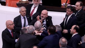 Rvačka v tureckém parlamentu.