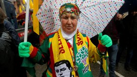 Demonstrace v Paříži na podporu propuštění kurdského vůdce Ocalana z tureckého vězení