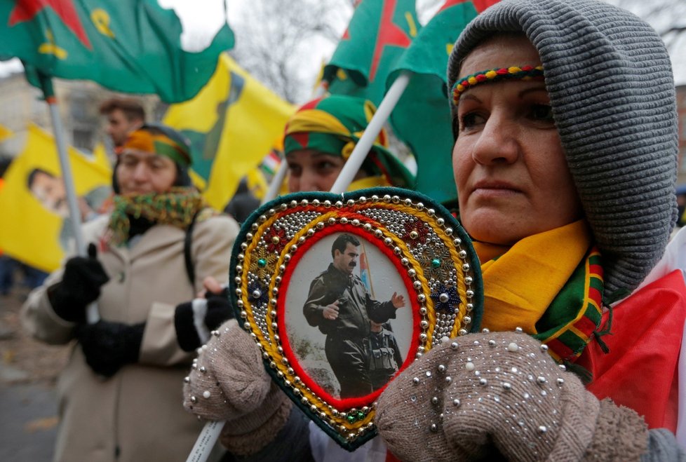 Demonstrace v Paříži na podporu propuštění kurdského vůdce Ocalana z tureckého vězení