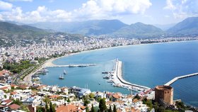 Výhled na pláž a přístav v turecké Alany