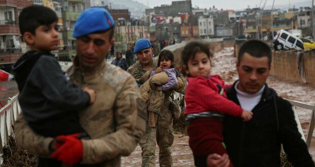 Další katastrofa v Turecku: Zemětřesením zničenou část postihly záplavy, zemřelo 10 lidí