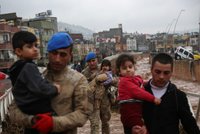 Další katastrofa v Turecku: Zemětřesením zničenou část postihly záplavy, zemřelo 10 lidí