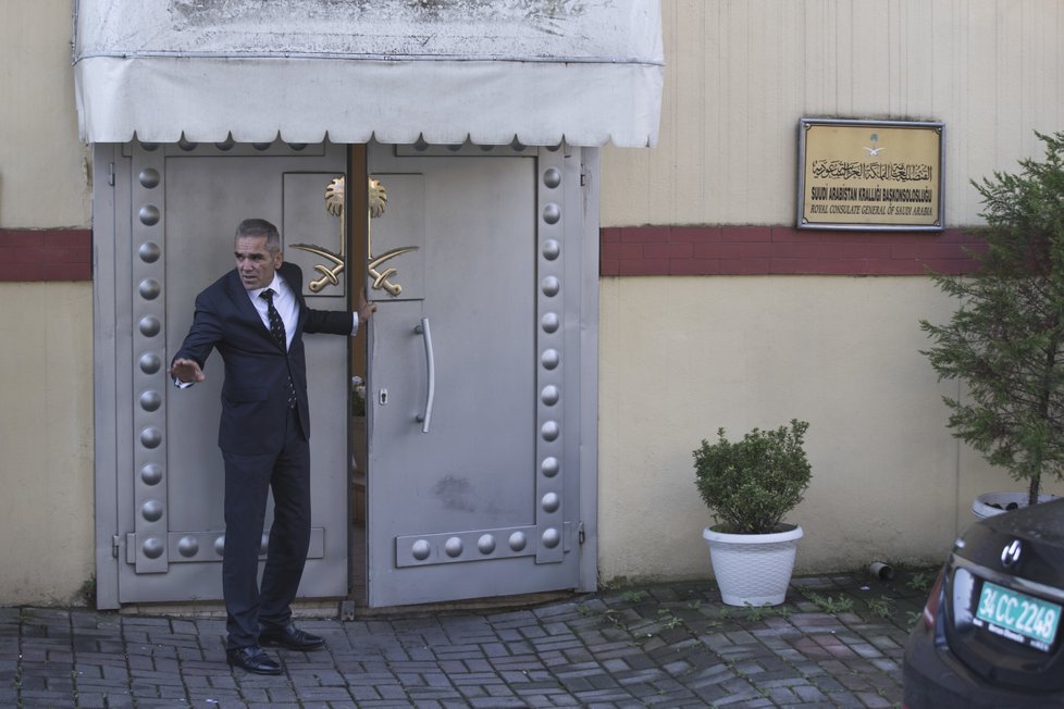 Turecká policie prozkoumala saúdskoarabský konzulát v Istanbulu, hledala důkazy o vraždě zmizelého novináře Chášakdžího.