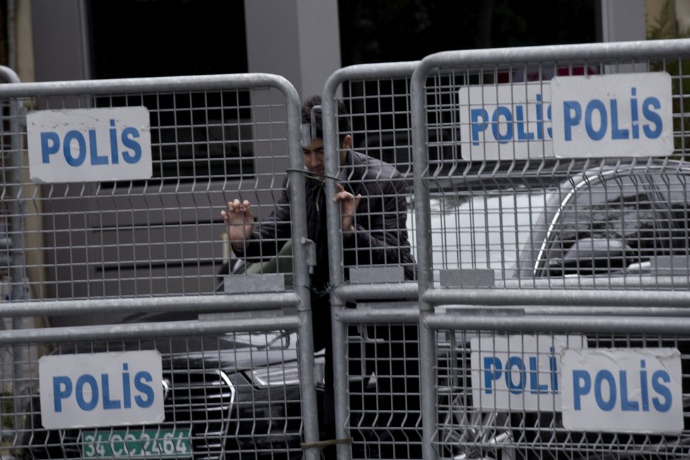 Turecká policie prozkoumala saúdskoarabský konzulát v Istanbulu, hledala důkazy o vraždě zmizelého novináře Chášakdžího.
