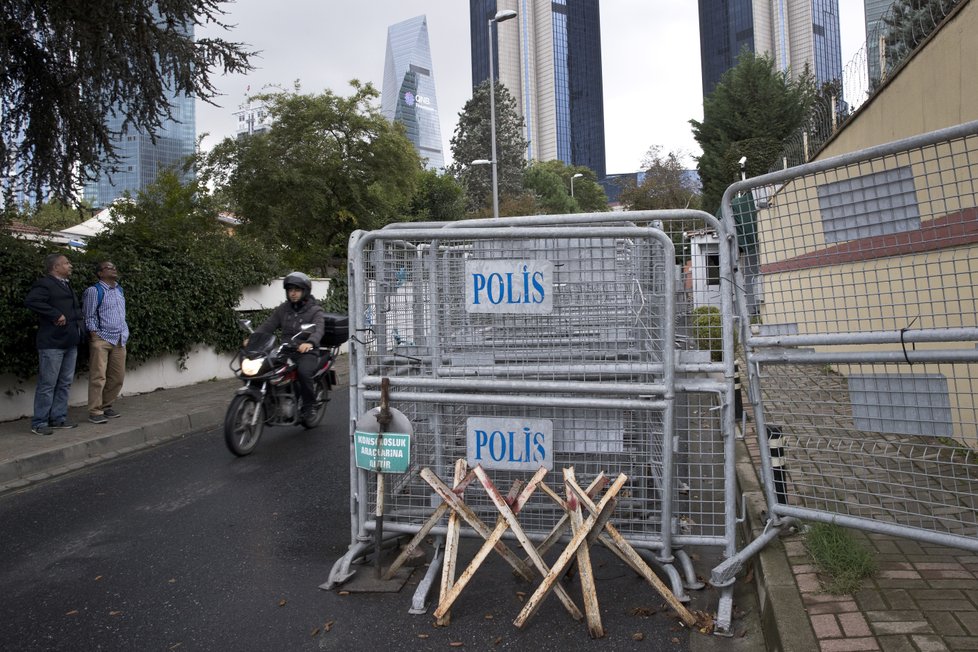 Turecká policie prozkoumala saúdskoarabský konzulát v Istanbulu, hledala důkazy o vraždě zmizelého novináře Chášukdžího.