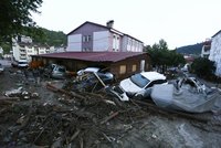 Nejdříve plameny, pak voda: Turecko zasáhly ničivé povodně, devět lidí zemřelo