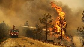 Požáry sužují Turecko: Hotely v letoviscích odklopily plameny. Trpí i Řecko a Itálie