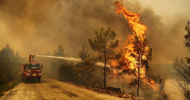 Požáry sužují Turecko: Hotely v letoviscích odklopily plameny. Trpí i Řecko a Itálie