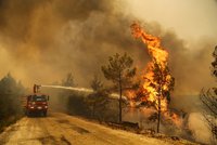 Požáry sužují Turecko: Hotely v letoviscích odklopily plameny. Trpí i Řecko a Itálie