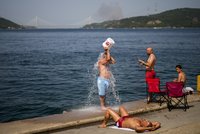 „Lidé jsou na plážích, dovolenou to nenarušuje.“ Cestovky hlásí zkrocení požárů v Turecku