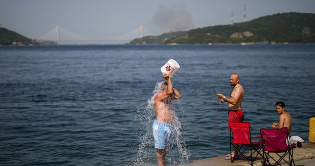 „Lidé jsou na plážích, dovolenou to nenarušuje.“ Cestovky hlásí zkrocení požárů v Turecku 