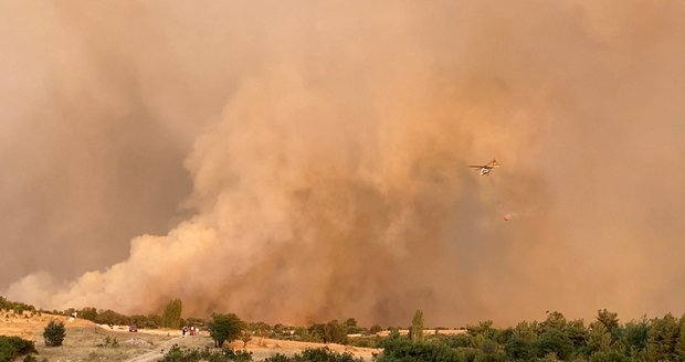 Požár v dalším turistickém ráji: V Turecku evakuují tisíce lidí. Oheň zastavil provoz v Dardanelách