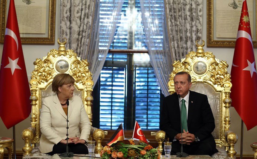 Palác Yildiz, Istanbul. Takhle ve zlatě si »sultán« vychutnal německou kancléřku Merkelovou, když žadonila o pomoc s uprchlíky.