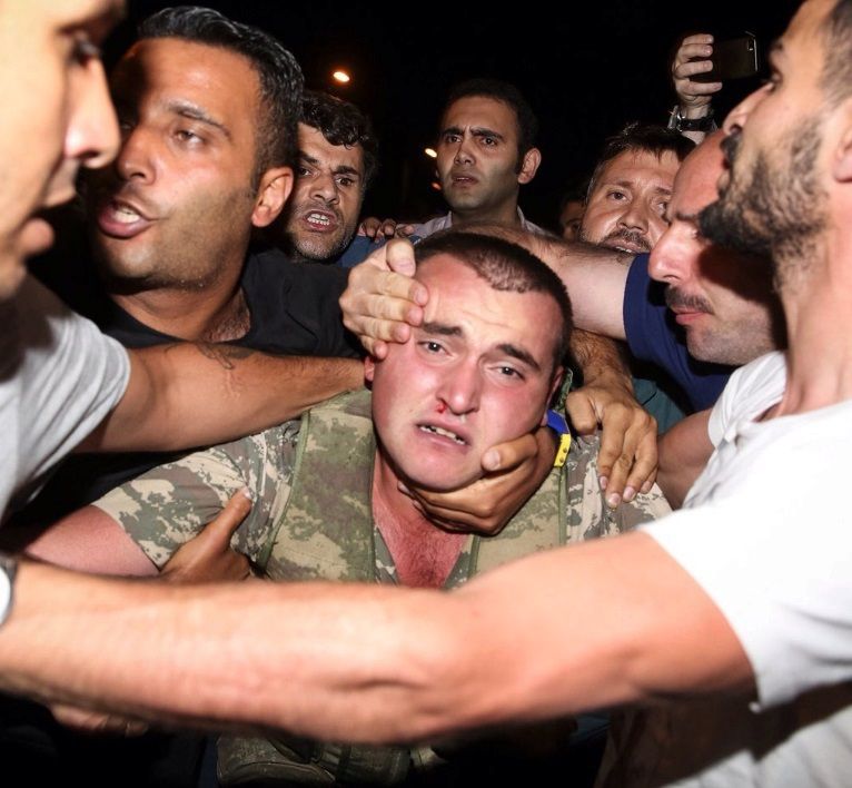 Pokus o státní převrat v Turecku nevyšel. Zemřely však desítky lidí.
