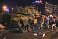Převrat v Turecku ONLINE: 265 mrtvých, přes tisíc zraněných. Vláda zatkla pučisty