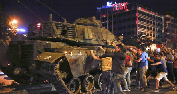 Převrat v Turecku ONLINE: 265 mrtvých, přes tisíc zraněných. Vláda zatkla pučisty