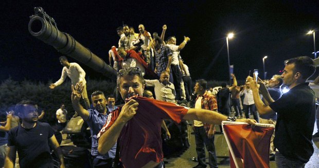 Ministerstvo: Dovolenkáři, zůstaňte v rezortech. Na Istanbul radši zapomeňte