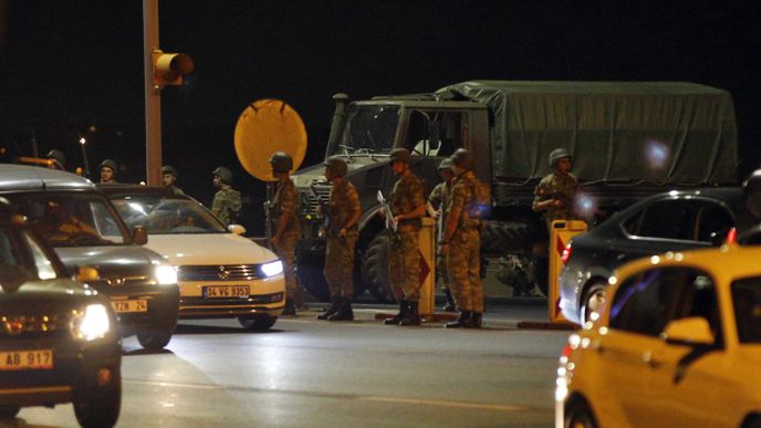 Turecko čelí podle premiéra Binaliho Yildirima vojenskému puči.