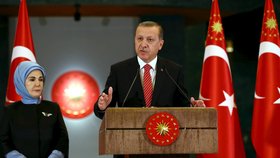 Turecký prezident Erdogan s manželkou Emine