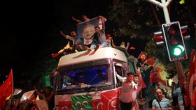 Podporovatelé prezidenta Erdogana slaví, ten se prohlásil za vítěze voleb v Turecku (24. 6. 2018)