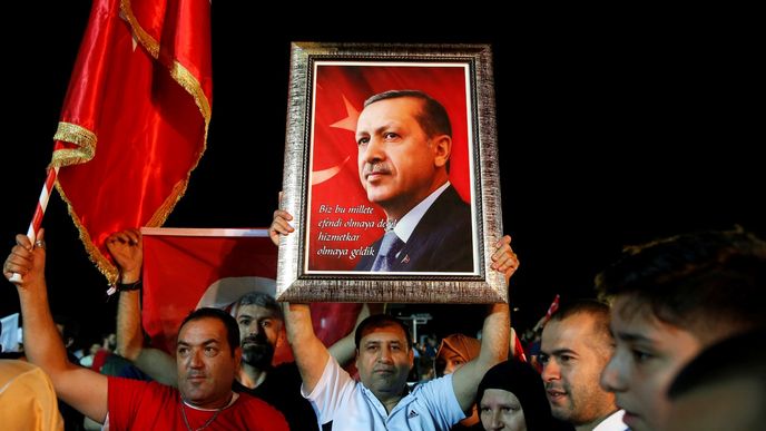 Podporovatelé prezidenta Erdogana slaví, ten se prohlásil za vítěze voleb v Turecku (24. 6. 2018)