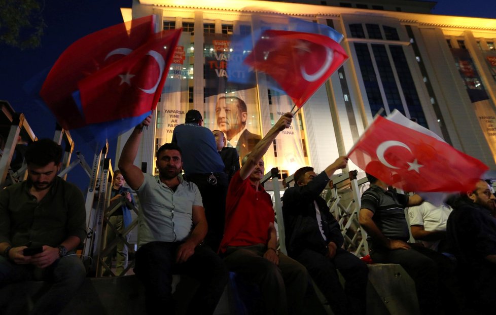 Podporovatelé prezidenta Erdogana slaví, ten se prohlásil za vítěze voleb v Turecku (24. 6. 2018).