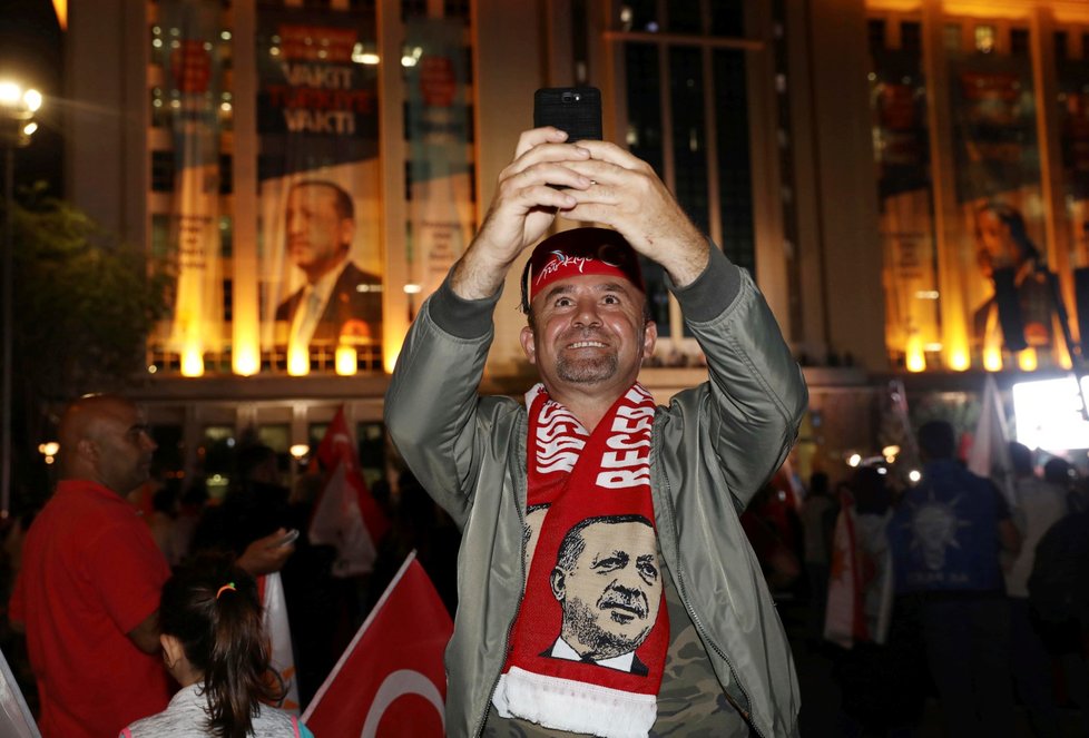 Podporovatelé prezidenta Erdogana slaví, ten se prohlásil za vítěze voleb v Turecku (24. 6. 2018).