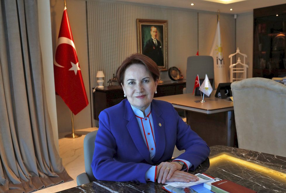 Prezidentská kandidátka Meral Akşenerová během své předvolební kampaně.