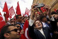 „Vlčice“ bojuje proti Erdoganovi. Varuje před „krutými muži“ a razí šátkovou revoluci