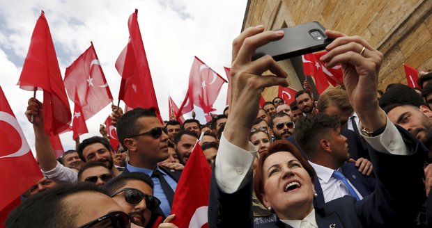 „Vlčice“ bojuje proti Erdoganovi. Varuje před „krutými muži“ a razí šátkovou revoluci