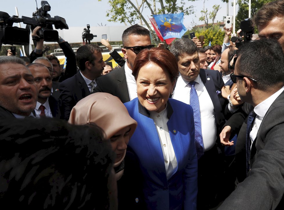 Prezidentská kandidátka Meral Akşenerová během své předvolební kampaně.